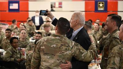 Biden se reunió con los militares estadounidenses que envió hace dos meses a una base muy cerca de la frontera con Ucrania.