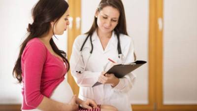 La mujer embarazada que presente síntomas de la gripe debe acudir al médico.