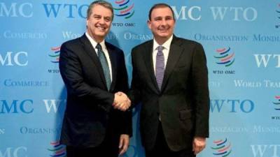 El presidente del Cohep, Juan Carlos Sikaffy (der.) durante su encuentro con el director general de la OMC, Roberto Azevedo.