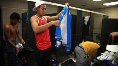 Los jugadores de la Sub-20 de Honduras tuvieron que cambiarse en los baños del aeropuerto de Toncontín.