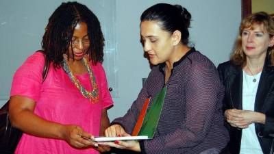 La presidenta de la CIDH, Tracy Robinson y la vice alcaldesa de San Pedro Sula, Lilia Umaña.