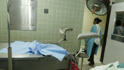 Las camillas donde dan a luz las mujeres no tienen colchones, ellas paren en acero inoxidable.