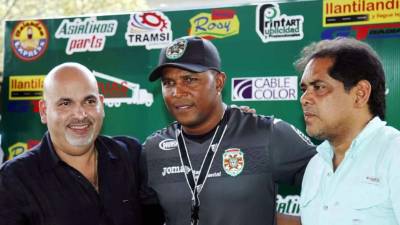 Carlos Pavón fue presentado por Orinson Amaya y Rolin Peña. Foto Neptalí Romero