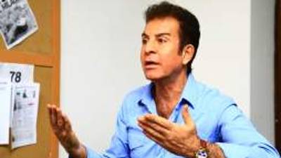 Salvador Nasralla es ingeniero y conductor del programa de deportes Cinco Deportivo y del programa de concursos X-0 da Dinero.