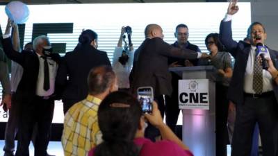 Representantes de partidos minoritarios protestan durante el sorteo de las posiciones que ocuparán en las papeletas los candidatos a la presidencia, hoy en Tegucigalpa (Honduras). EFE