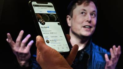 Musk lanzó una encuesta en Twitter para consultar a los usuarios de la plataforma si debe renunciar a la jefatura.