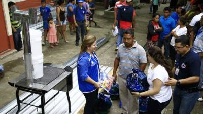 Las familias recibieron los materiales necesarios para reconstruir sus viviendas.