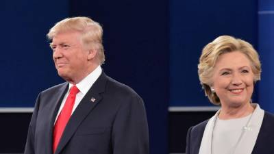 Trump trata de recuperarse del polémico audio vulgar de 2005; a Hillary la siguen los fantasmas de las infidelidades de su esposo Bill y las filtraciones de Wikileaks. Foto: AFP/Mandel Ngan