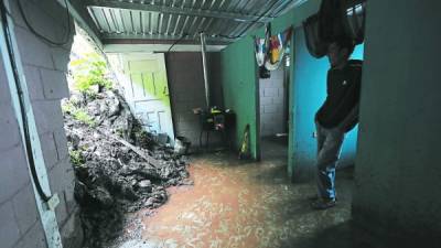 Un deslizamiento dañó las paredes de una vivienda en la colonia Los Pinos.