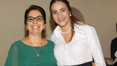 La embajadora colombiana Victoria Gonzales Ariza junto a la vicecanciller Nelly Jerez.