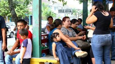 Los familiares de Antony Flores llegaron a la morgue a reclamar su cuerpo.