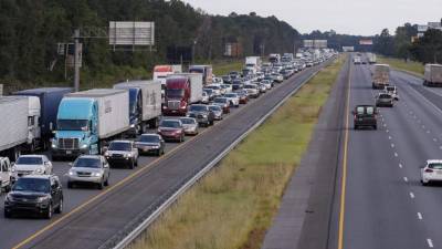 Ciudadanos evacúan por el huracán Irma a lo largo de la interestatal 75 en Lake Park, Georgia. EFE