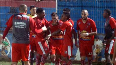 Bryan Moya es felicitado por sus compañeros tras marcar el gol del triunfo del Vida. Foto Samuel Zelaya