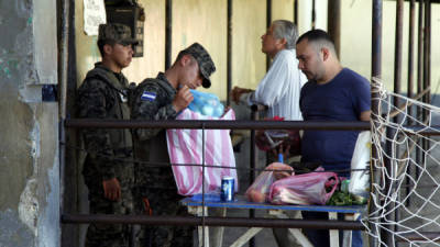 Los militares revisan minuciosamente lo que entra al centro penal de San Pedro Sula.