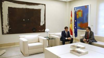 Mariano Rajoy (der.), conversa con el líder de Ciudadanos, Albert Rivera, en el Palacio de La Moncloa, en Madrid.