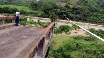 El puente La Regina, sobre el río Cuyamapa, fue destruido por el Mitch en 1998. Afectando la producción de tres municipios.