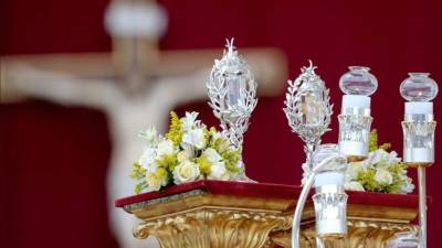 Primer plano de los relinquarios de los recién canonizados papas Juan Pablo II y Juan XXIII en la plaza de San Pedro del Vaticano. EFE/RADEK PIETRUSZKA POLAND OUT