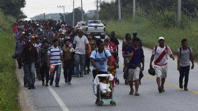 La segunda caravana migrante avanza lentamente por Chiapas y espera alcanzar a la primera caravana que se encuentra en Veracruz.