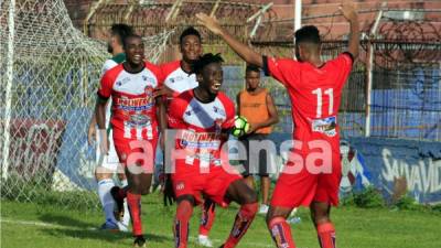 Carlos Bernárdez celebrando su primer gol contra el Platense. Foto Samuel Zelaya