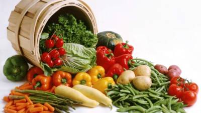 Las frutas y verduras se deben consumir cinco raciones diarias para mantenerse saludabke.
