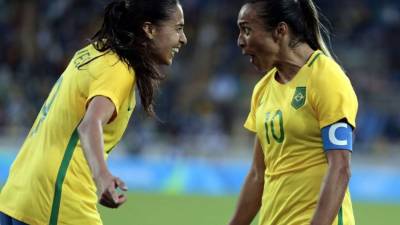 Marta celebra con Andressa Alves, anotadora de uno de los goles de Brasil. Foto Juan Salgado/Enviado Especial