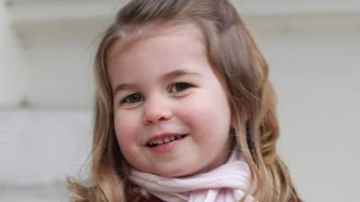 La nieta del príncipe Carlos y la fallecida Diana de Gales, Charlotte, asistió a su primer día de clases.// Fotos cortesía Kensington Palace.