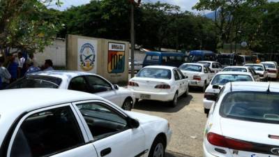 Los taxistas formaron ayer largas filas afuera de la 105 Brigada de Infantería para poder censarse antes que se venza el plazo.