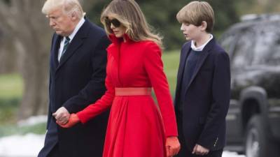 Melania y su hijo Barron realizan constantes viajes a Washington D.C. para visitar a Trump. AFP.