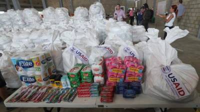 Autoridades organizan el 8 de febrero de 2019 un cargamento con ayuda humanitaria para Venezuela en un centro de acopio dispuesto en el puente internacional de Tienditas, en Cúcuta (Colombia). EFE