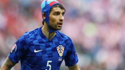 El defensor Vedran Corluka de Croacia ha dejado una de las imágenes de la Eurocopa al usar un gorro de waterpolo.