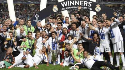 Jugadores del Real Madrid posan para la foto de campeones de la Champions.