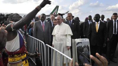 Con una fiesta tradicional recibieron los kenianos al Papa Francisco.