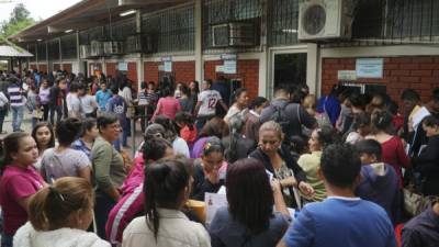 En el JTR los padres de familia hacen largas filas para matricular a sus hijos. Foto: Archivo