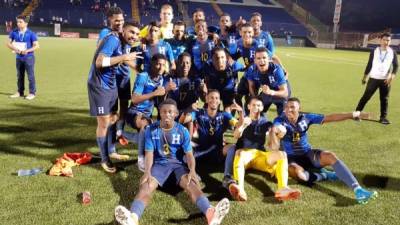 El plantel de la Bicolor Sub-21 celebra en el estadio Nacional de Managua la medalla de oro.