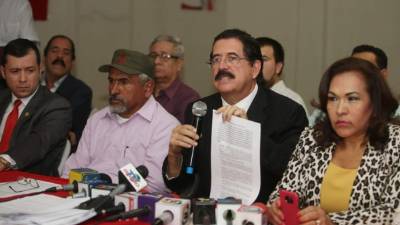 Manuel Zelaya junto a varios miembros del Partido Libre ayer por la mañana.