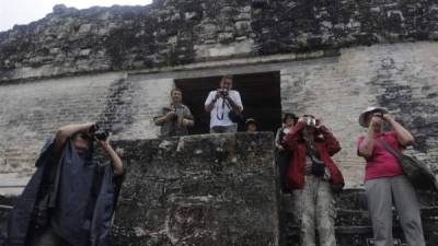 Turistas visitan Tikal, la más grande de las antiguas ciudades de los mayas del período clásico, situada en la región de Petén, 569 kilómetros al norte de la Ciudad de Guatemala. EFE/Archivo