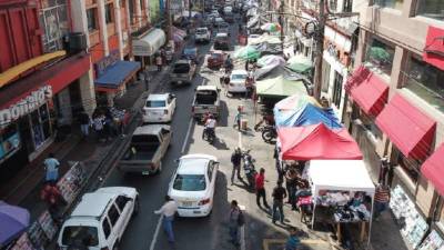 Varios negocios de la tercera avenida pagan extorsión disfrazada, al cancelar para que les despejen las entradas a tiendas.