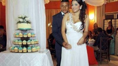 Bryan Acosta se casó con Mavis Lizzie Hernández en un restaurante de La Ceiba. Fotos Esaú Ocampo