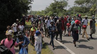 Migrantes centroamericanos caminan por una autopista del municipio de Tapachula, en el estado de Chiapas. EFE.