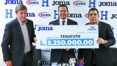 Mario Faraj entregando el cheque a Rafael Callejas.