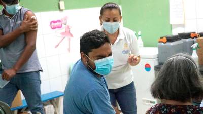 En centro de salud Paz Barahona esperan para ser vacunados contra influenza. Fotos: José Cantarero.