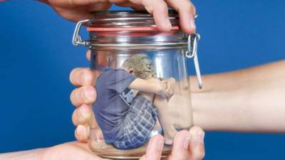 Si mantiene a su hijo en un 'recipiente de cristal' afectará su autonomía.