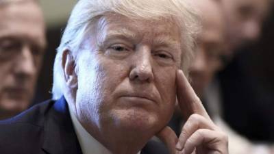 El presidente de Estados Unidos, Donald Trump, escucha a uno de los participantes durante la reunión de gobierno en la Casa Blanca, ayer 12 de junio de 2017. EFE