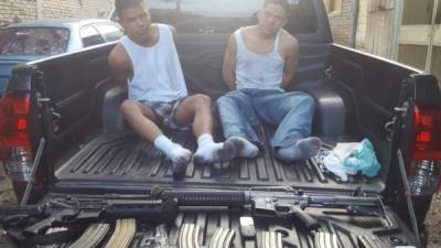Dos presuntos pandilleros capturados en la capital en un operativo antidroga.