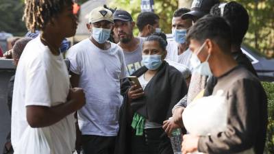 Decenas de migrantes alegan haber sido engañados para ser enviados a una exclusiva isla de EEUU.