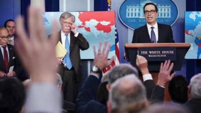 El asesor de seguridad nacional, John Bolton y el secretario del Tesoro de EE UU, Steven Mnuchin. Foto: AFP