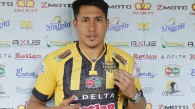 Domingo Zalazar con la camiseta auringera. FOTO Neptalí Romero.