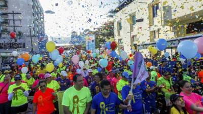 Los participantes portaron sus camisetas de colores para unirse a la jornada por la vida que desarrolló la Liga contra el Cáncer para continuar la celebración de los 50 años de fundación. La actividad se llevó a cabo con mucha alegría. Fotos: Wendell Escoto