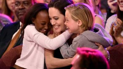 Angelina Jolie y sus dos hijas.