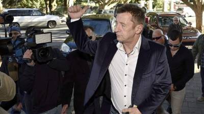 Phil Rudd a su llegada a los juzgados.